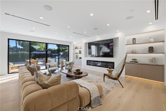 22518 Burbank, Woodland Hills, CA 91367
