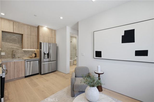 22518 Burbank, Woodland Hills, CA 91367