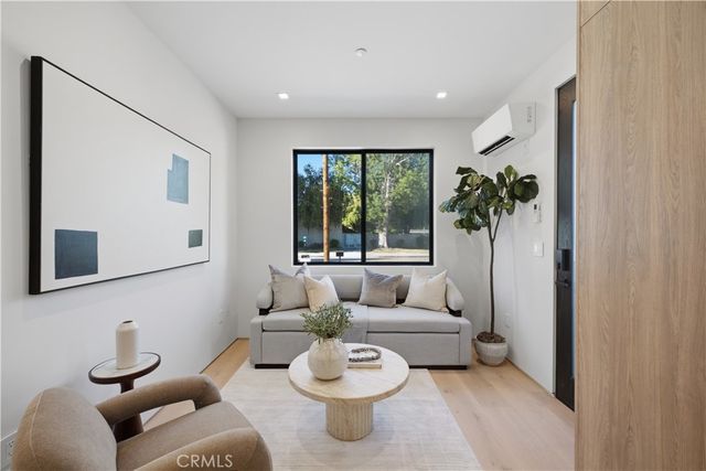 22518 Burbank, Woodland Hills, CA 91367