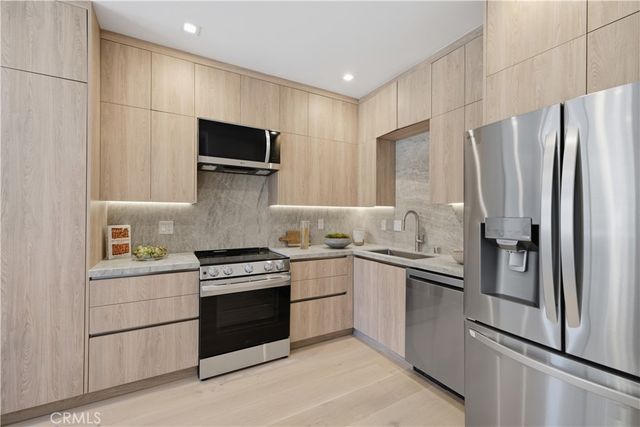 22518 Burbank, Woodland Hills, CA 91367