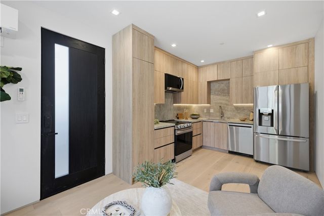 22518 Burbank, Woodland Hills, CA 91367