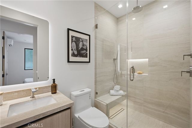 22518 Burbank, Woodland Hills, CA 91367
