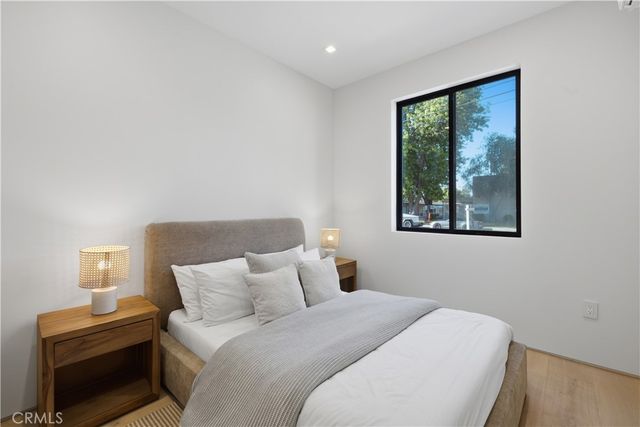 22518 Burbank, Woodland Hills, CA 91367