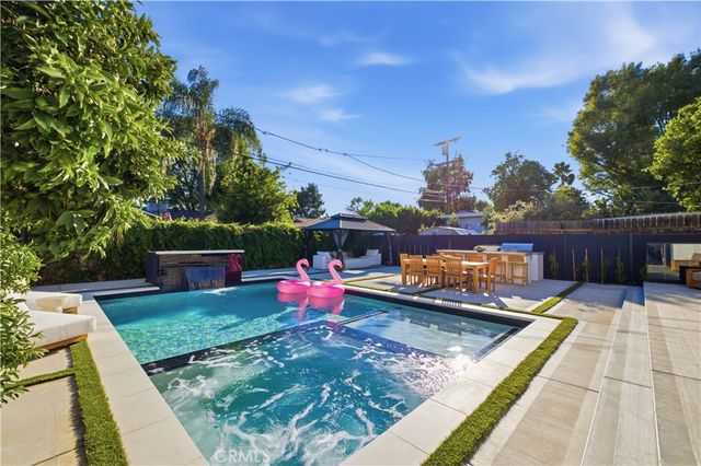 22518 Burbank, Woodland Hills, CA 91367