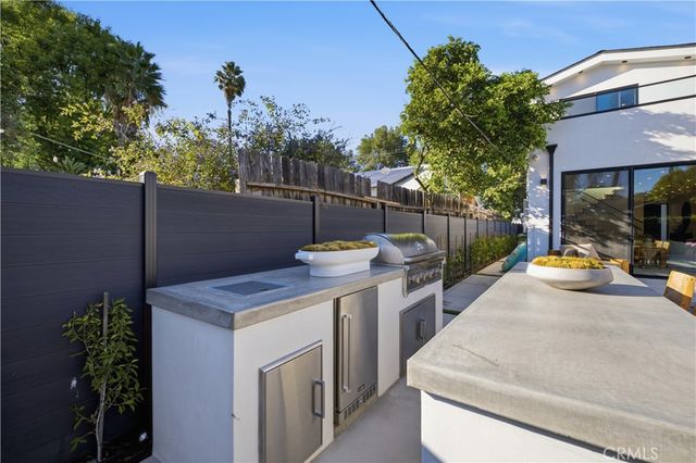 22518 Burbank, Woodland Hills, CA 91367