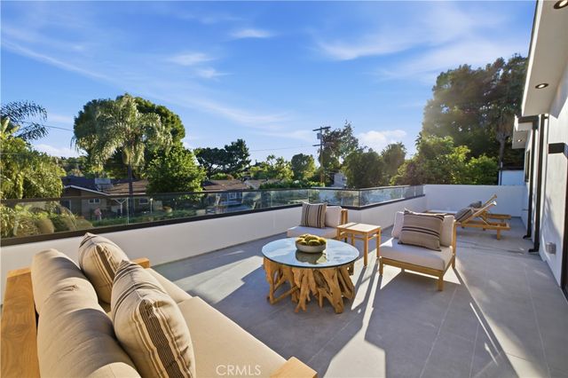 22518 Burbank, Woodland Hills, CA 91367