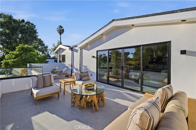 22518 Burbank, Woodland Hills, CA 91367