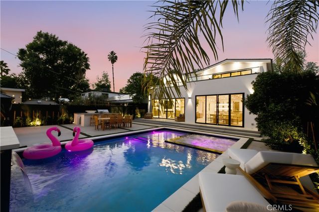 22518 Burbank, Woodland Hills, CA 91367