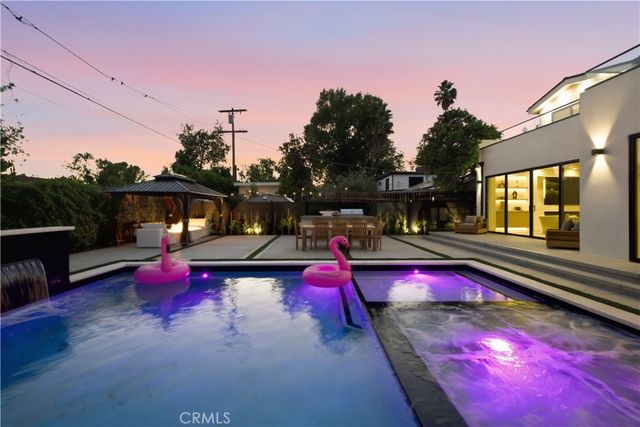 22518 Burbank, Woodland Hills, CA 91367