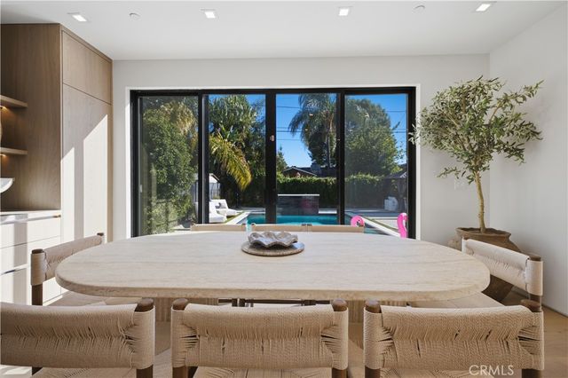 22518 Burbank, Woodland Hills, CA 91367