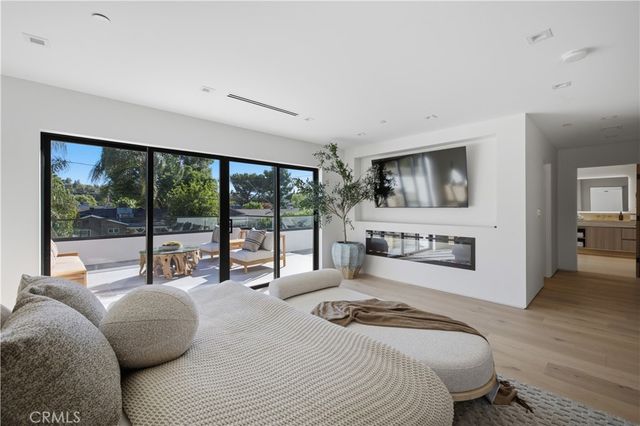 22518 Burbank, Woodland Hills, CA 91367
