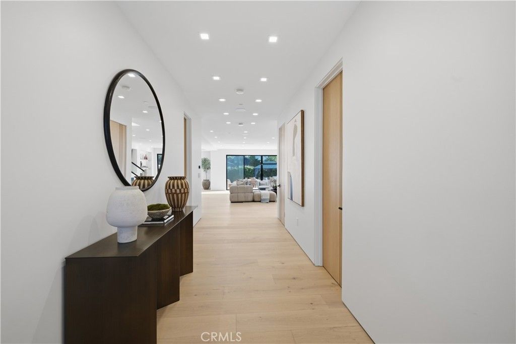 22518 Burbank, Woodland Hills, CA 91367 — photo 2