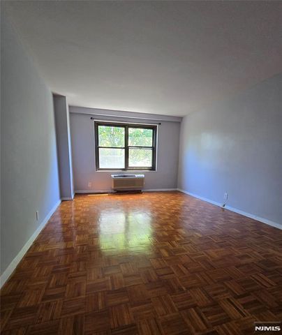 2348 Linwood Avenue 3L, Fort Lee, NJ 07024