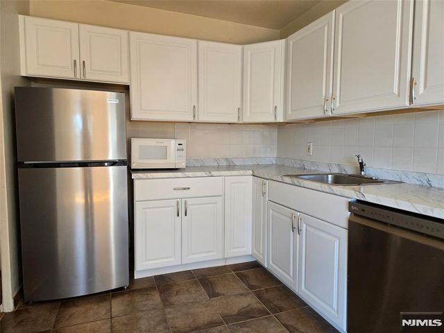 2348 Linwood Avenue 3L, Fort Lee, NJ 07024