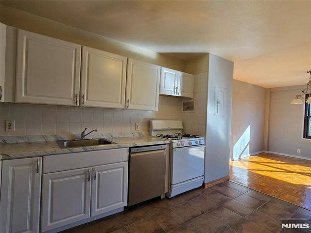 2348 Linwood Avenue 3L, Fort Lee, NJ 07024