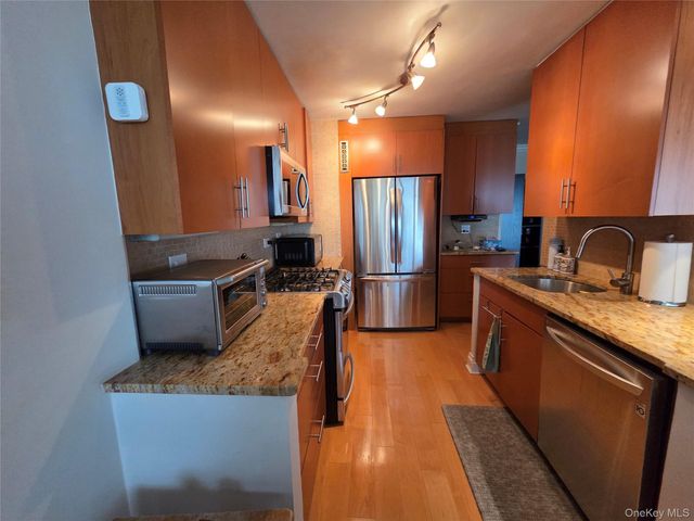 18-05 215 Street 10 M, Bayside, NY 11360