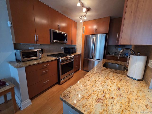 18-05 215 Street 10 M, Bayside, NY 11360