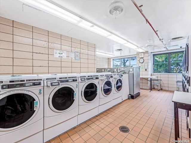 18-05 215 Street 10 M, Bayside, NY 11360