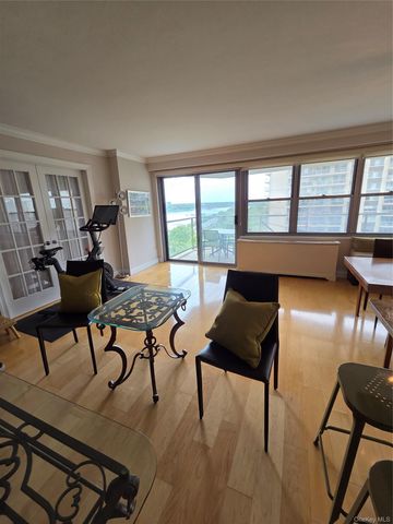 18-05 215 Street 10 M, Bayside, NY 11360