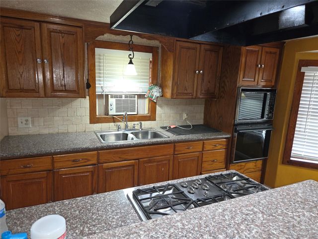 64 Honeycomb Street W, Blessing, TX 77419