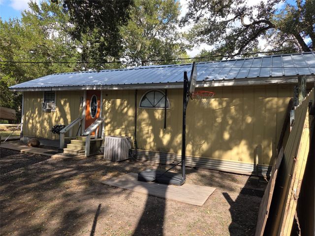 64 Honeycomb Street W, Blessing, TX 77419