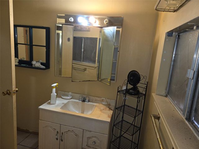 64 Honeycomb Street W, Blessing, TX 77419