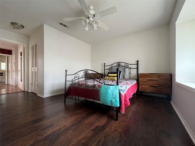 5718 Meadow Wood Lane, Fort Worth, TX 76112