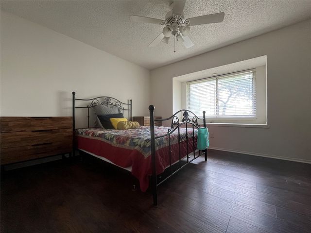 5718 Meadow Wood Lane, Fort Worth, TX 76112