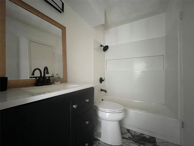 5718 Meadow Wood Lane, Fort Worth, TX 76112