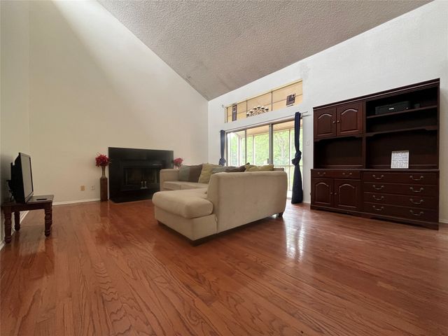 5718 Meadow Wood Lane, Fort Worth, TX 76112