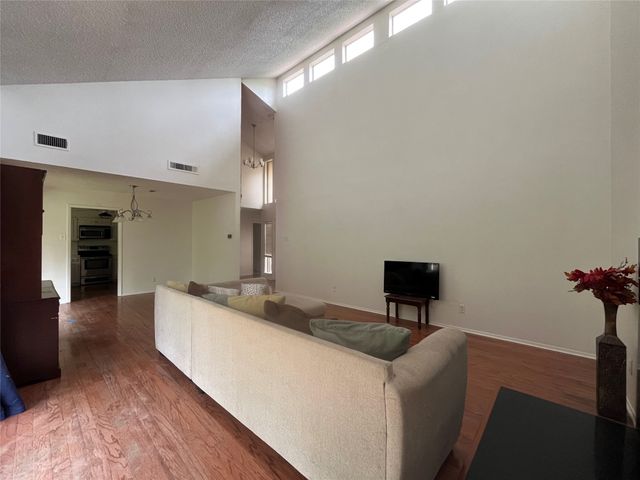 5718 Meadow Wood Lane, Fort Worth, TX 76112