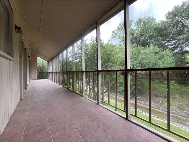 5718 Meadow Wood Lane, Fort Worth, TX 76112
