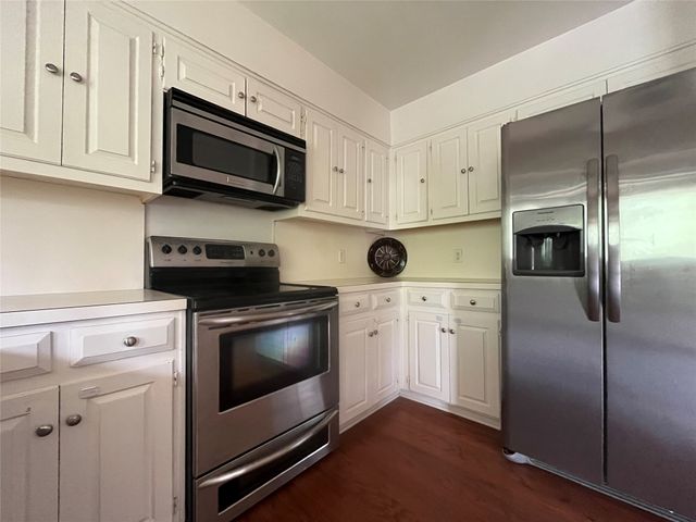 5718 Meadow Wood Lane, Fort Worth, TX 76112
