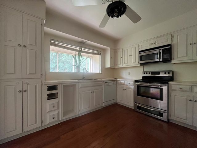 5718 Meadow Wood Lane, Fort Worth, TX 76112