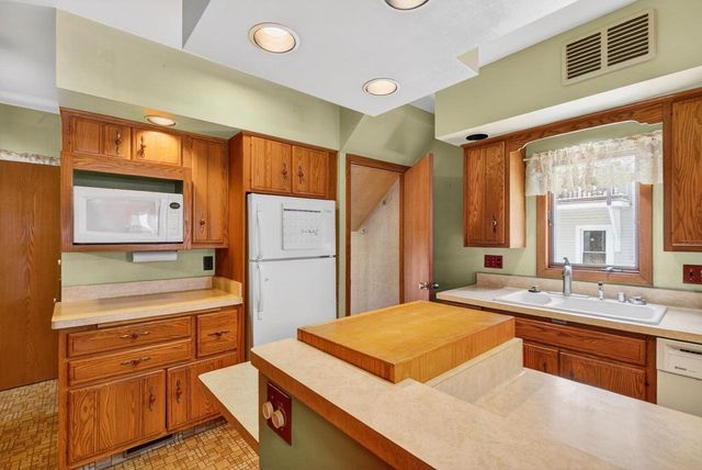 910 ALGOMA STREET, New London, WI 54961