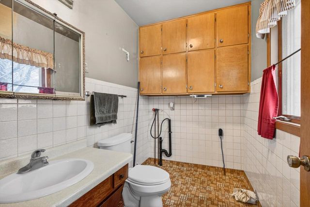 910 ALGOMA STREET, New London, WI 54961