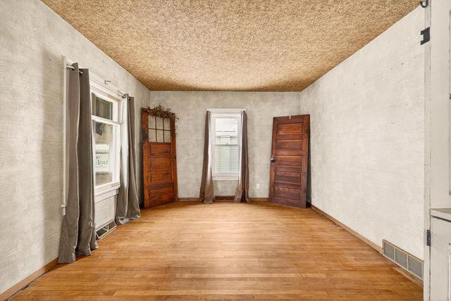 910 ALGOMA STREET, New London, WI 54961