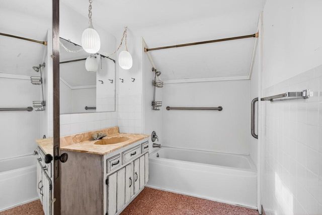 910 ALGOMA STREET, New London, WI 54961