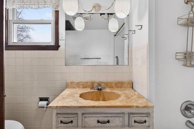 910 ALGOMA STREET, New London, WI 54961