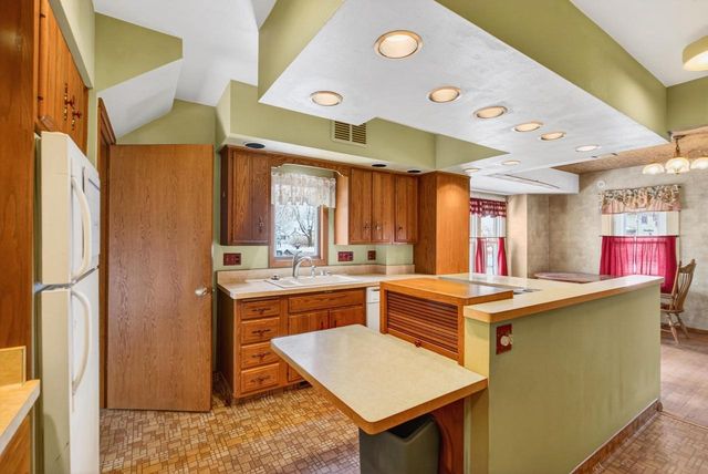 910 ALGOMA STREET, New London, WI 54961