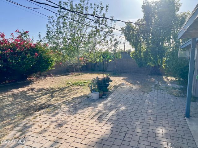 2439 W FREEWAY Lane, Phoenix, AZ 85021