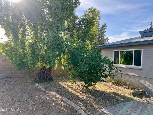 2439 W FREEWAY Lane, Phoenix, AZ 85021