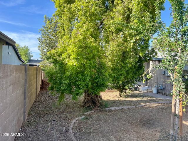 2439 W FREEWAY Lane, Phoenix, AZ 85021