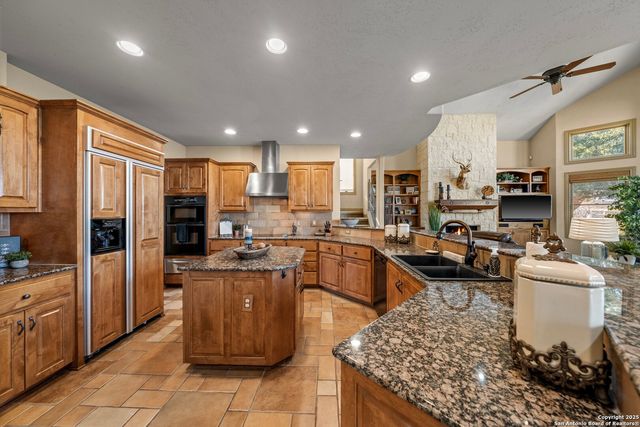 3404 Comanche Trace Dr E, Kerrville, TX 78028