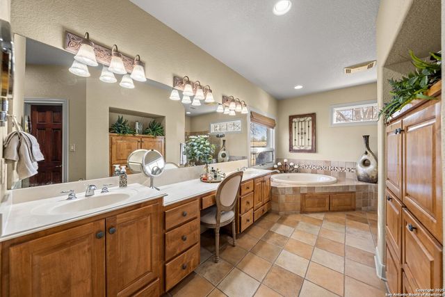 3404 Comanche Trace Dr E, Kerrville, TX 78028