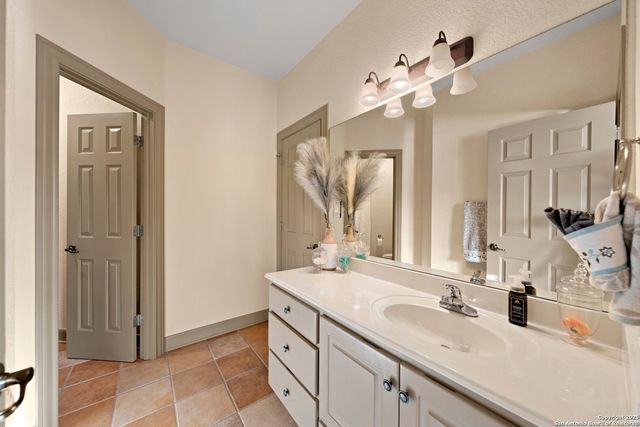 3404 Comanche Trace Dr E, Kerrville, TX 78028