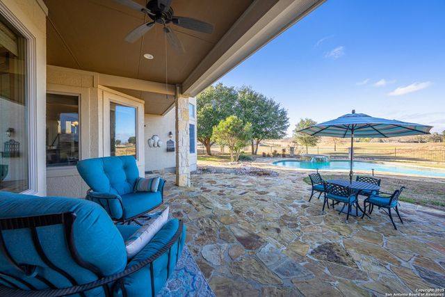 3404 Comanche Trace Dr E, Kerrville, TX 78028