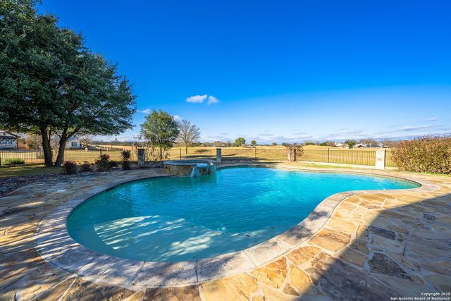 3404 Comanche Trace Dr E, Kerrville, TX 78028