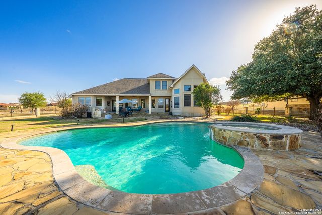 3404 Comanche Trace Dr E, Kerrville, TX 78028