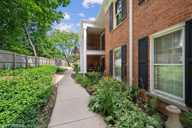520 Shorely Drive 201, Barrington, IL 60010
